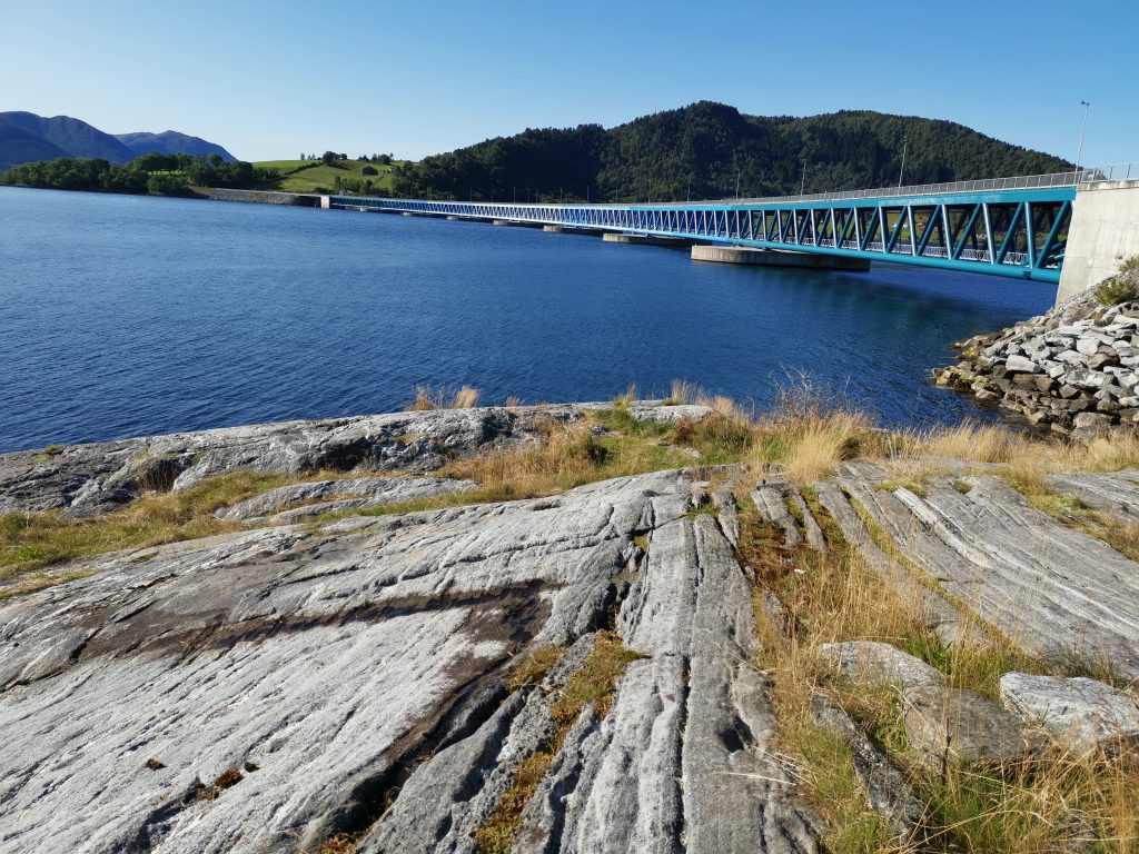 Brücke über Fjord